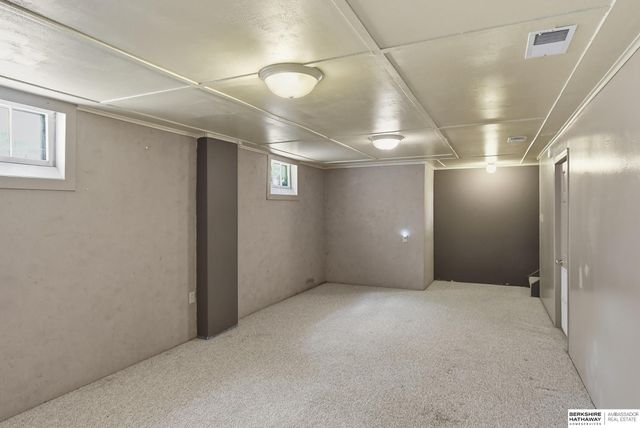 208 Crest Road, Papillion, NE 68046