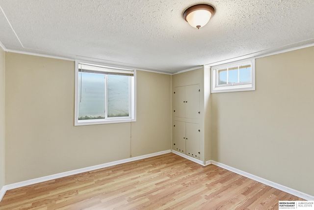 208 Crest Road, Papillion, NE 68046