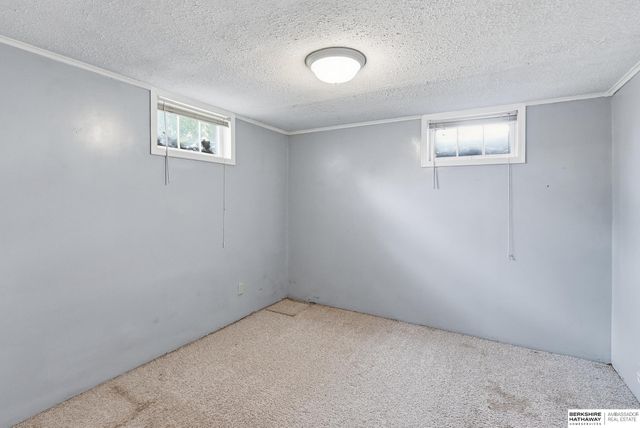 208 Crest Road, Papillion, NE 68046