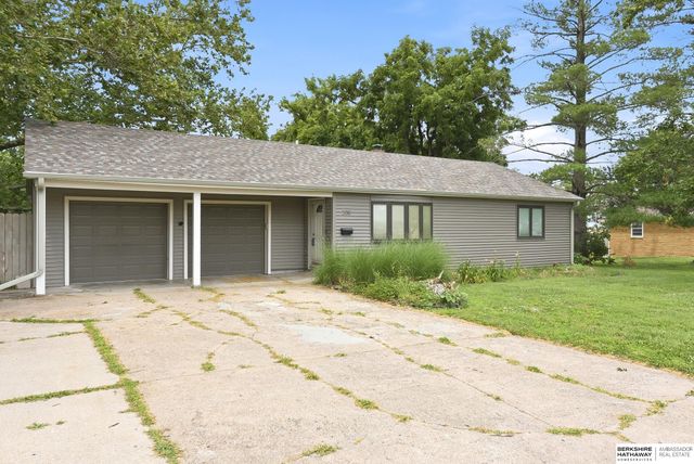 208 Crest Road, Papillion, NE 68046