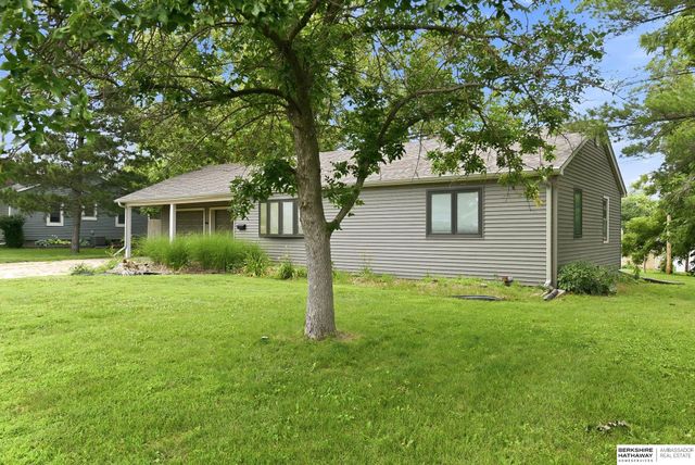 208 Crest Road, Papillion, NE 68046