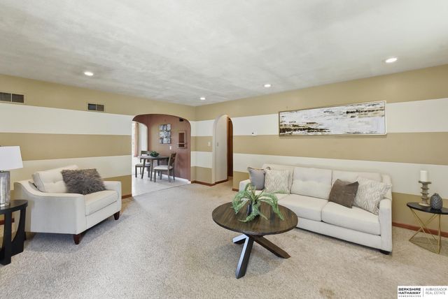 208 Crest Road, Papillion, NE 68046