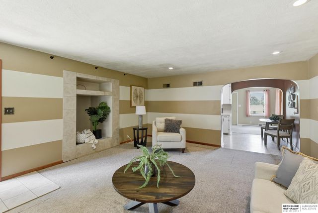 208 Crest Road, Papillion, NE 68046