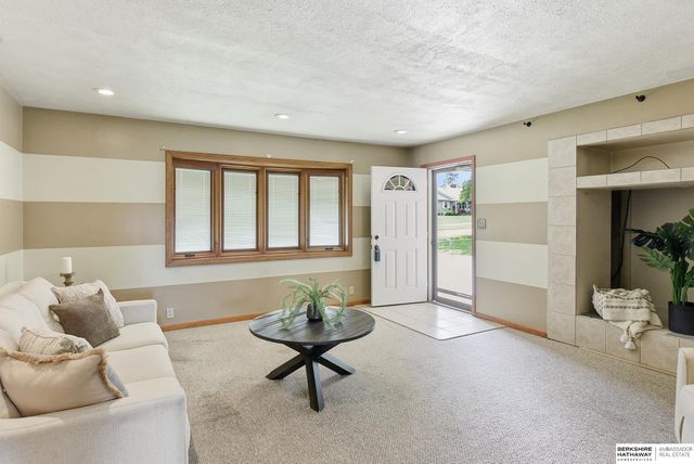 208 Crest Road, Papillion, NE 68046