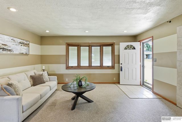 208 Crest Road, Papillion, NE 68046