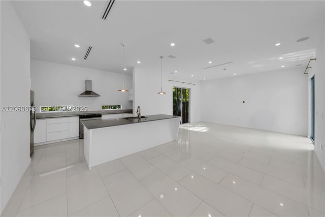 3253 Mcdonald St 3253, Miami, FL 33133