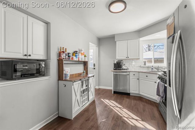 27827 Lyndon Street, Livonia, MI 48154