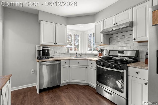 27827 Lyndon Street, Livonia, MI 48154