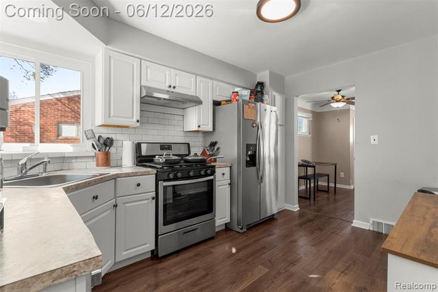 27827 Lyndon Street, Livonia, MI 48154