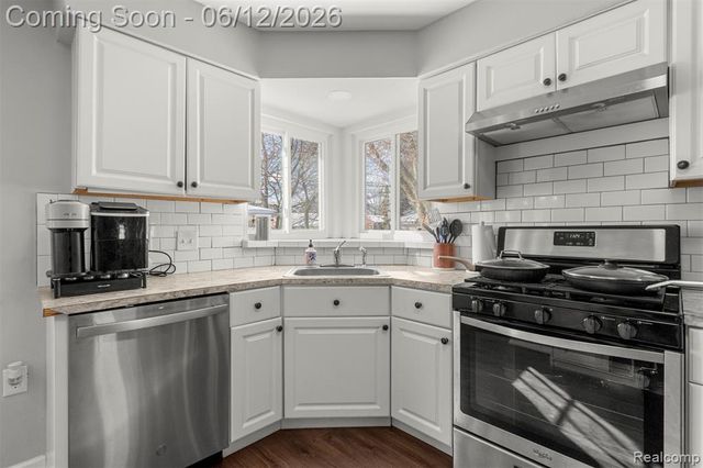 27827 Lyndon Street, Livonia, MI 48154