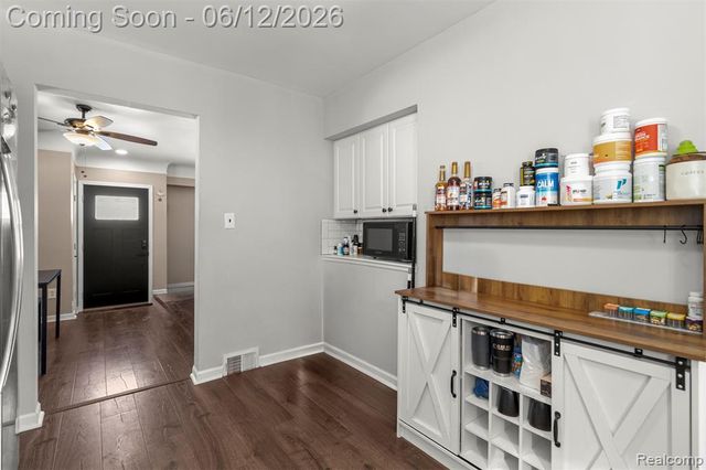 27827 Lyndon Street, Livonia, MI 48154