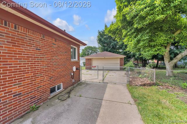 27827 Lyndon Street, Livonia, MI 48154