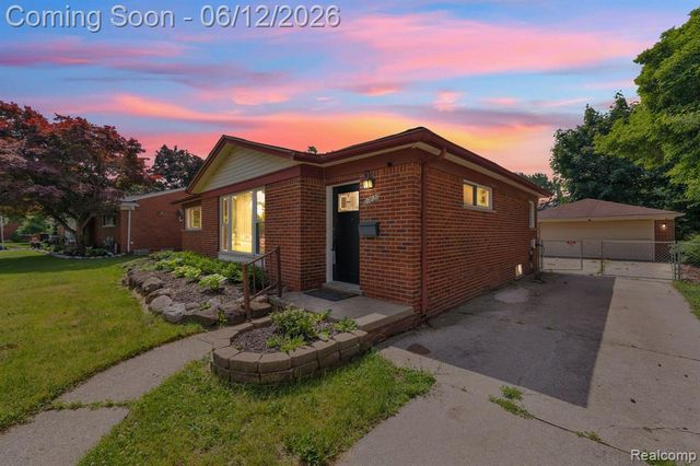 27827 Lyndon Street, Livonia, MI 48154