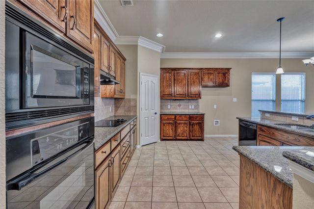 716 Crestridge Circle, Euless, TX 76040