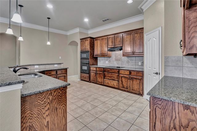 716 Crestridge Circle, Euless, TX 76040
