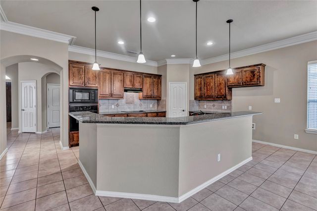 716 Crestridge Circle, Euless, TX 76040
