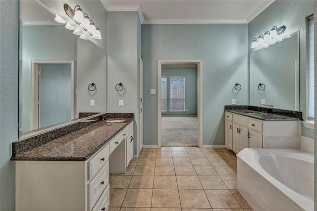 716 Crestridge Circle, Euless, TX 76040