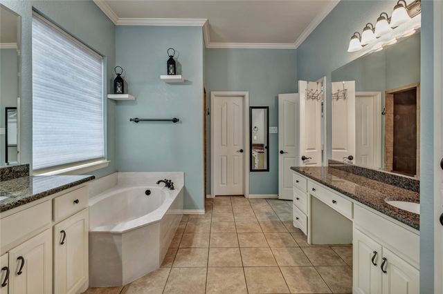 716 Crestridge Circle, Euless, TX 76040