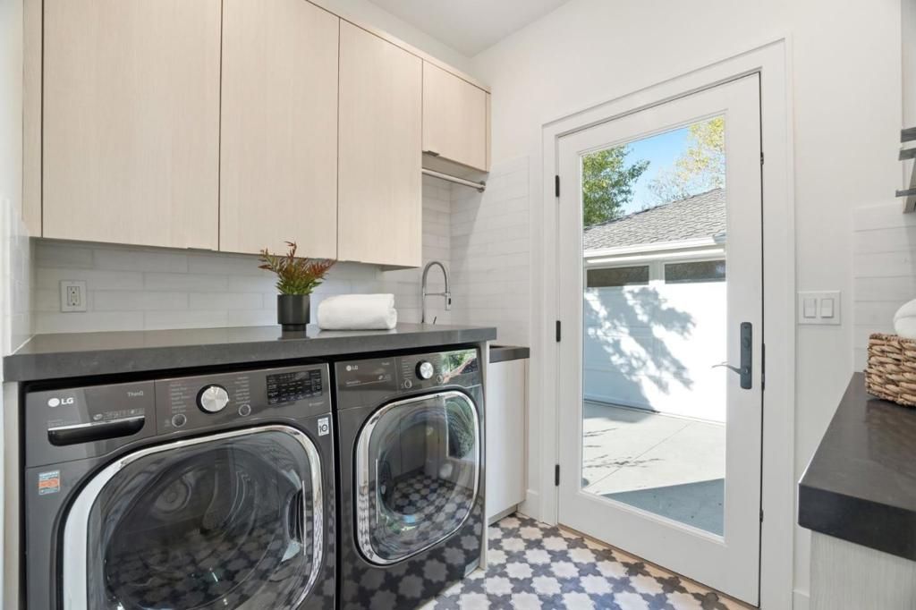 Image 21 of property listing at 1525 Dana Avenue, Palo Alto, CA 94303