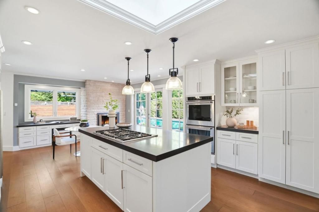 Image 6 of property listing at 1525 Dana Avenue, Palo Alto, CA 94303