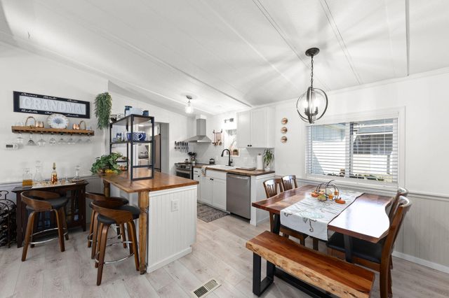 555 Freeman Road UNIT 128, Central Point, OR 97502