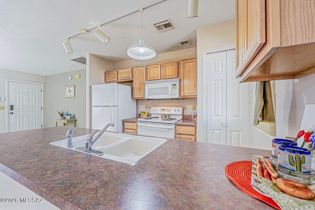 920 W Calle De La Pelotita, Green Valley, AZ 85614
