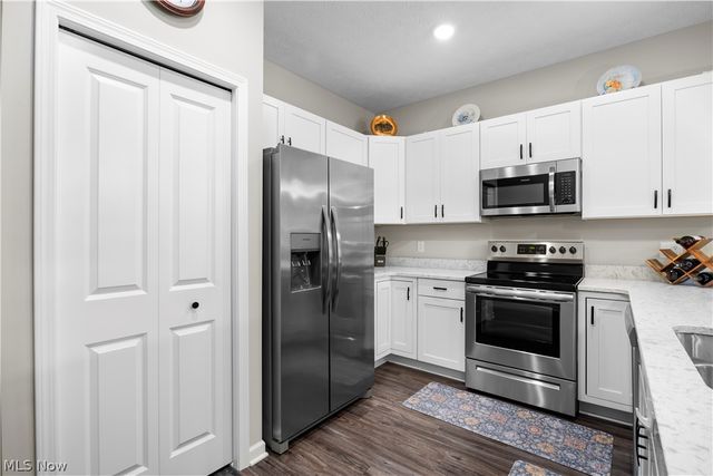 238 Silver Spring Circle, Elyria, OH 44035