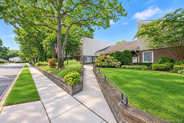 204 Springmeadow Drive M, Holbrook, NY 11741
