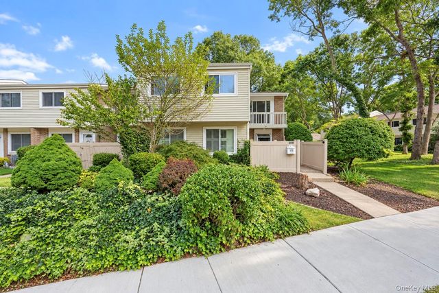 204 Springmeadow Drive M, Holbrook, NY 11741