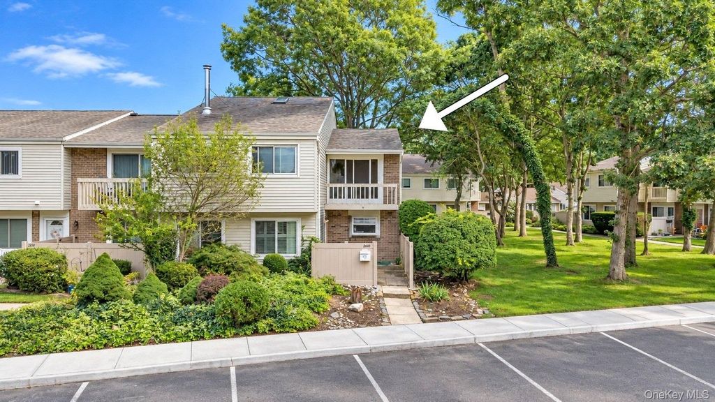 204 Springmeadow Drive M, Holbrook, NY 11741