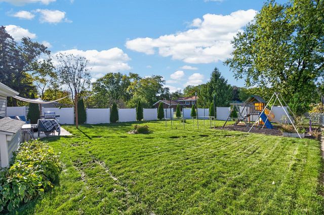 S89W22720 Milwaukee AVENUE, Big Bend, WI 53103