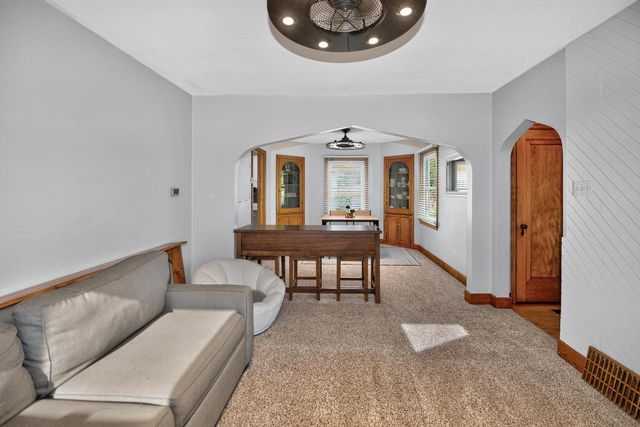 S89W22720 Milwaukee AVENUE, Big Bend, WI 53103