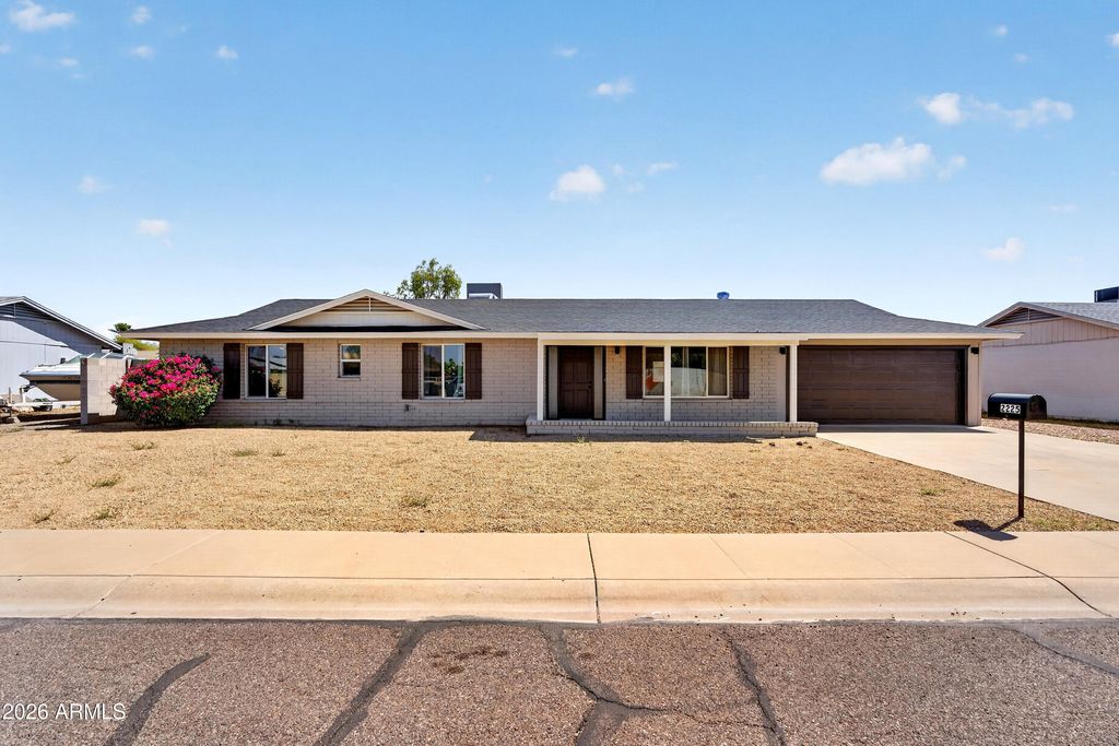 2225 W TOPEKA Drive, Phoenix, AZ 85027 — exterior