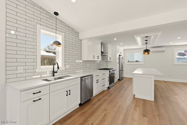 310 Saint Lawrence Boulevard, Eastlake, OH 44095