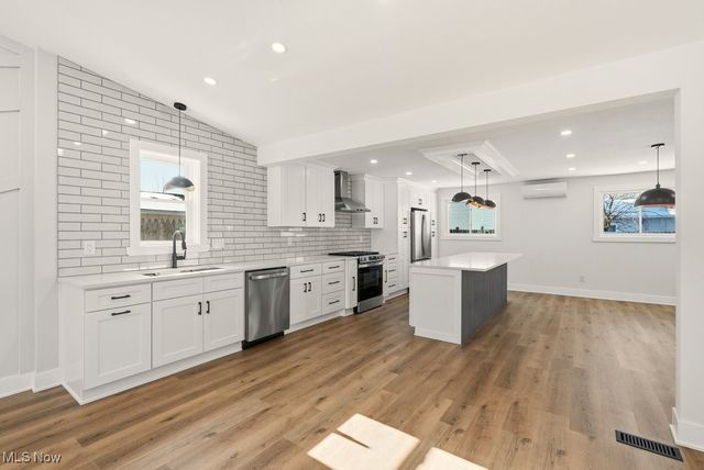 310 Saint Lawrence Boulevard, Eastlake, OH 44095