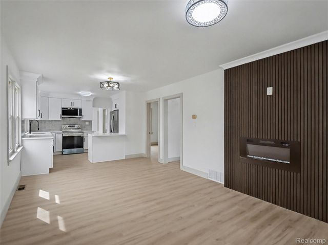 1032 E Maxlow Avenue, Hazel Park, MI 48030