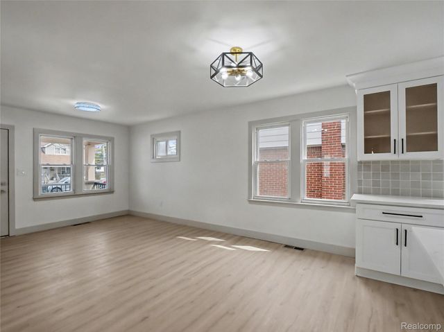 1032 E Maxlow Avenue, Hazel Park, MI 48030