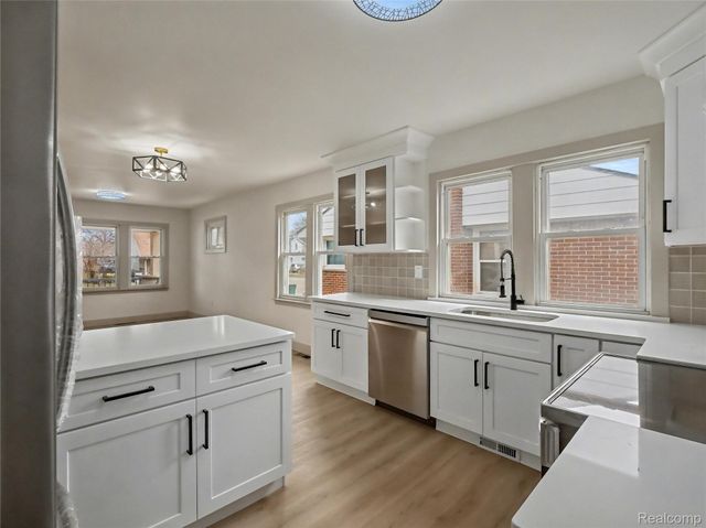 1032 E Maxlow Avenue, Hazel Park, MI 48030