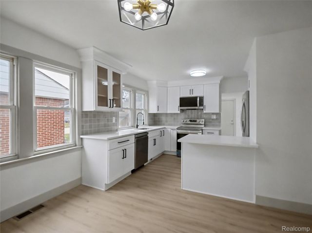 1032 E Maxlow Avenue, Hazel Park, MI 48030