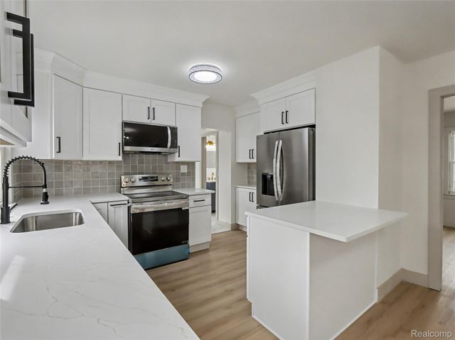 1032 E Maxlow Avenue, Hazel Park, MI 48030