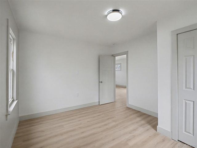 1032 E Maxlow Avenue, Hazel Park, MI 48030