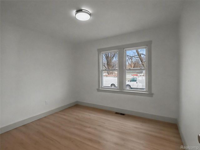 1032 E Maxlow Avenue, Hazel Park, MI 48030