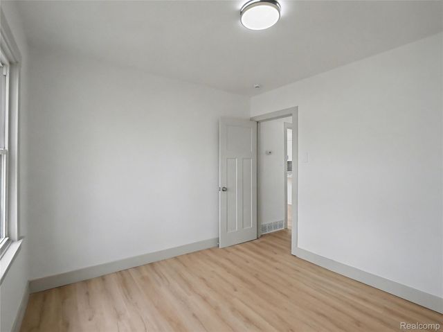 1032 E Maxlow Avenue, Hazel Park, MI 48030