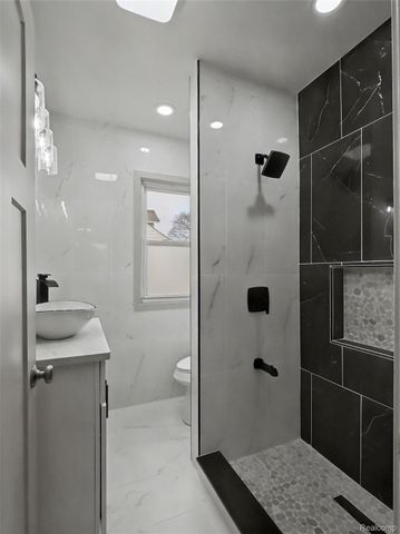 1032 E Maxlow Avenue, Hazel Park, MI 48030