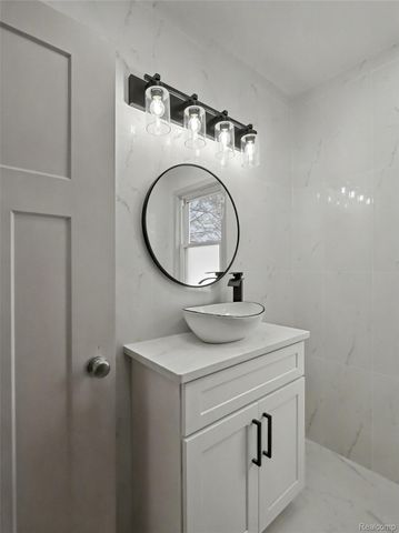 1032 E Maxlow Avenue, Hazel Park, MI 48030