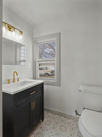 1032 E Maxlow Avenue, Hazel Park, MI 48030