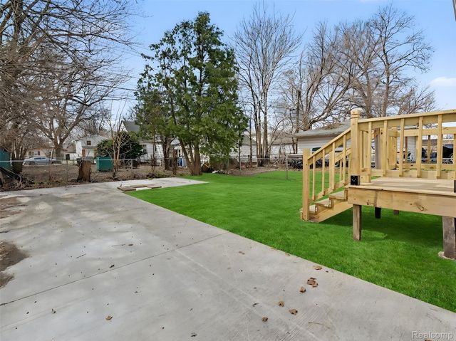 1032 E Maxlow Avenue, Hazel Park, MI 48030