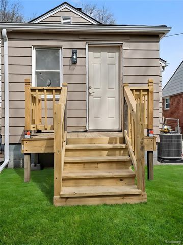 1032 E Maxlow Avenue, Hazel Park, MI 48030