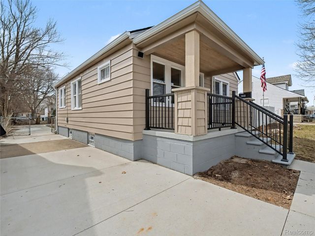 1032 E Maxlow Avenue, Hazel Park, MI 48030