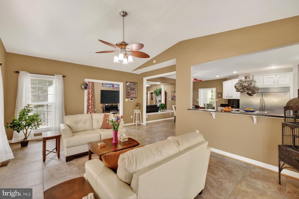 Image 10 of property listing at 19103 RED MAPLE DR, Hagerstown, MD 21742